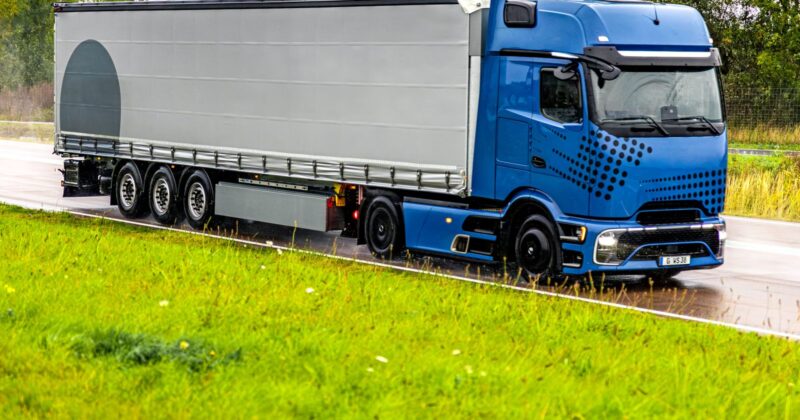 Nazwa dla firmy transportowej - ciężarówka na trasie