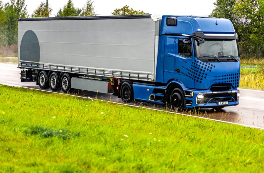 Nazwa dla firmy transportowej - ciężarówka na trasie
